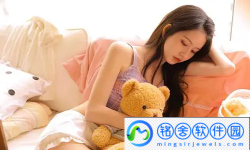 一边下奶一吃敷视频好几个人：多人参与画风离奇又搞笑！