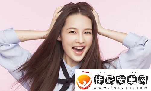 父亲有力挺送女儿的花园：在爱的滋养中成长-发现生活的美好-通过劳动和自然传递出的深刻教育意义